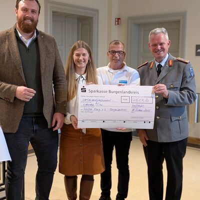 Bild vergr&ouml;&szlig;ern: Spenden�bergabe Wei�er Ring Kerstin Godenrath