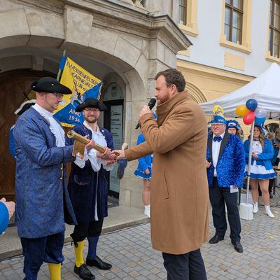 Bild vergr&ouml;&szlig;ern: �bergabe Rathausschl�ssel