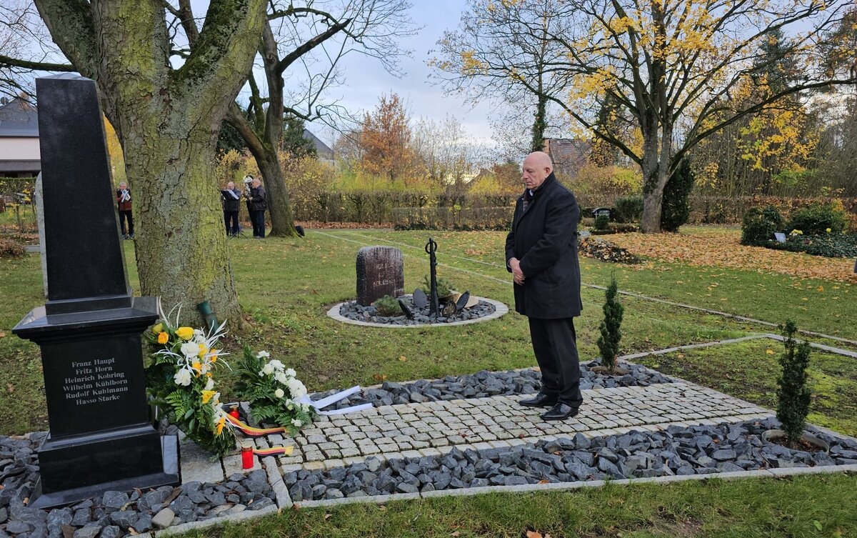 Stadtratsvorsitzender Ekkart G&uuml;nther legte am Gedenkstein anl&auml;sslich des Volkstrauertages einen Kranz nieder.