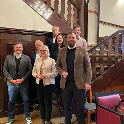 Bild vergr&ouml;&szlig;ern: Staatsministerin Christiane Schenderlein im Gespr�che mit Ehrenamtlichen