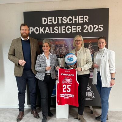 Bild vergr&ouml;&szlig;ern: �bergabe Trikot Syntainics MBC an Staatsministerin Christiane Schendlerein