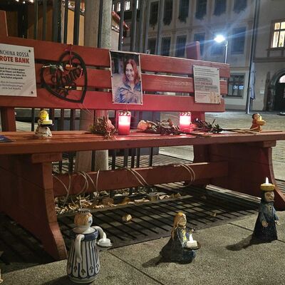 Bild vergrößern: Rote Bank Femizid Weienfels