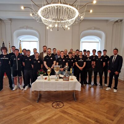 Bild vergr&ouml;&szlig;ern: 2025-05-21 Ehrenbucheintragung UHC