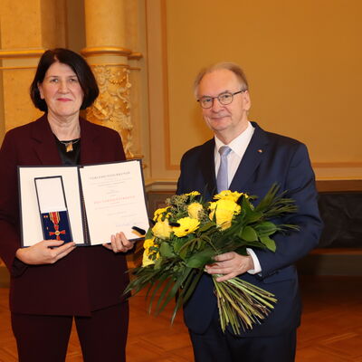 Bild vergr&ouml;&szlig;ern: 2025-11-20 Christina Simon Bundesverdienstkreuz_Kulturministerium