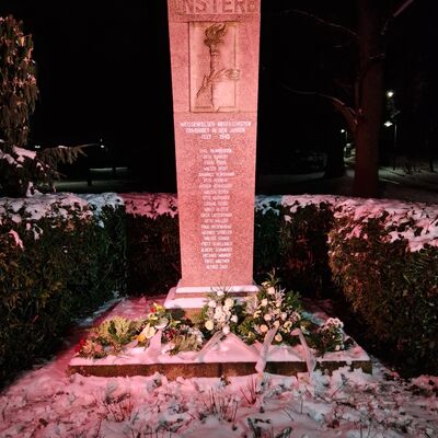 Bild vergr&ouml;&szlig;ern: Gedenkstein im Stadtpark