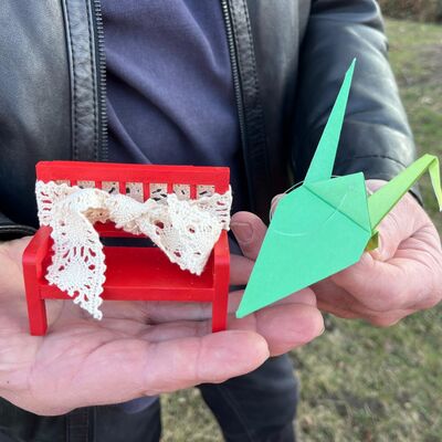 Bild vergr&ouml;&szlig;ern: Rote Bank und Kranich