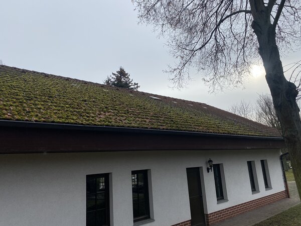 Bild vergr&ouml;&szlig;ern: Dach der Trauerhalle Gro�korbetha vorher