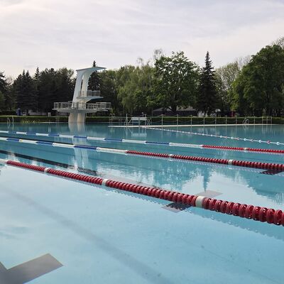 Bild vergr&ouml;&szlig;ern: Freibad Schwimmbecken