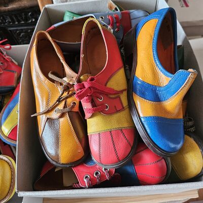 Bild vergr&ouml;&szlig;ern: Sichtung Schuhdepot Kinder- und Jugendschuhe der 1980er Jahre_Anke Fey