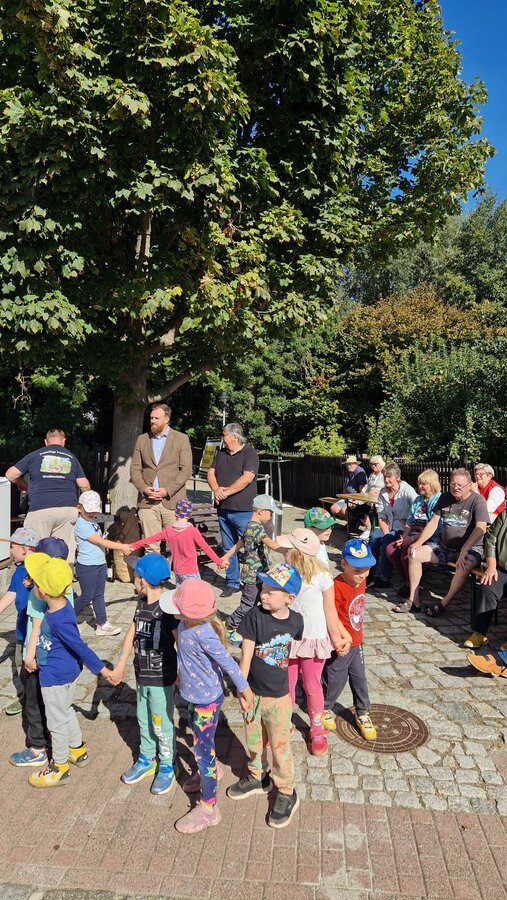 Bild vergr&ouml;&szlig;ern: Br�cke Gro�korbetha Ellern Einweihung Kita Haus Sonnenschein