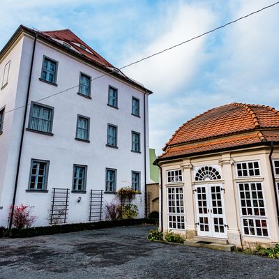 Bild vergr&ouml;&szlig;ern: Novalis-Gedenkst�tte mit angrenzendem Garten und Pavillon